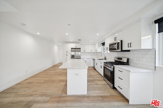 Primary Photo - 837 N Harvard Blvd