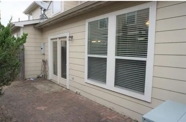 Building Photo - 16019 Summerville Lake Dr