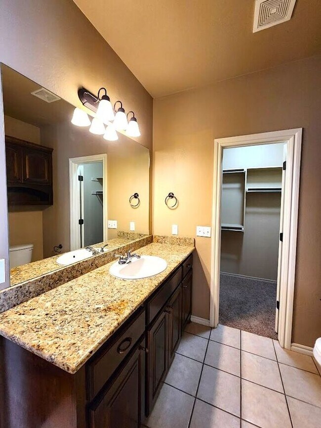 Building Photo - 4 Bed 2 Bath 2 Car Duplex in the Oxford Park Addition in Edmond