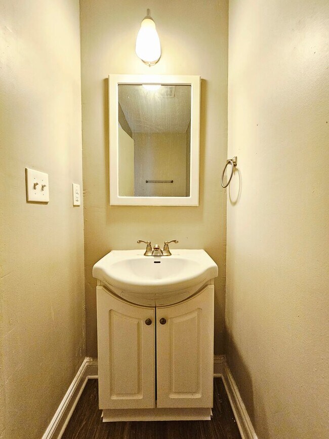 Building Photo - Available Now! 3 Bedroom Home with Central Air