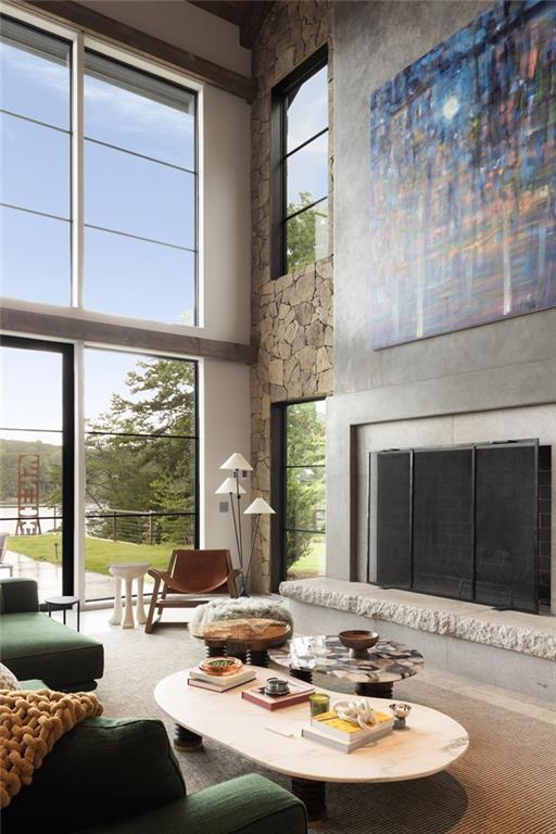 Building Photo - 725 Rocky Point Dr