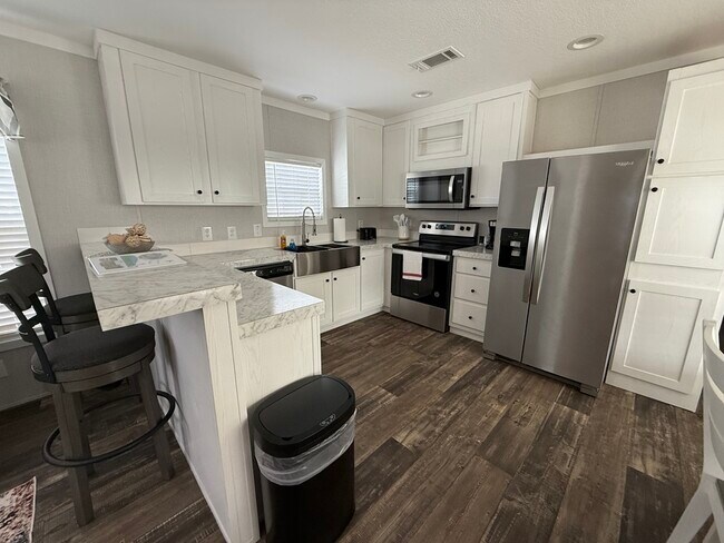 Building Photo - 6702 Lakewood Dr