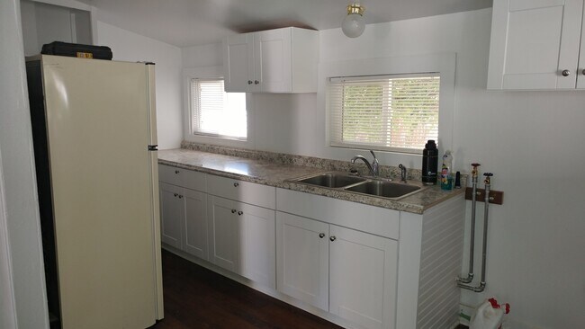 Building Photo - 2 Bedroom 1 Bath- House