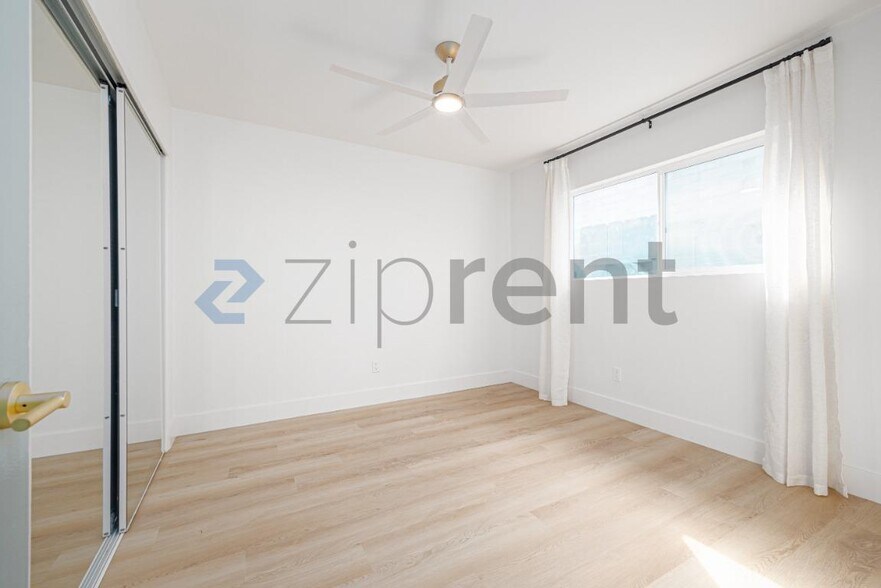 Building Photo - Unit