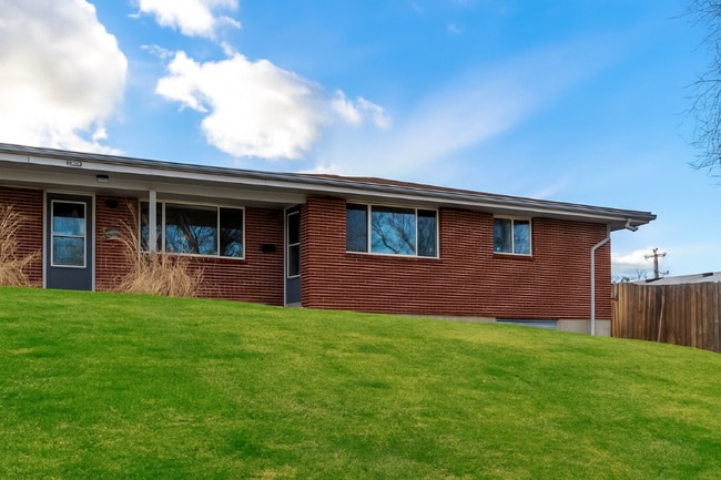 Building Photo - 5417 S Fox St