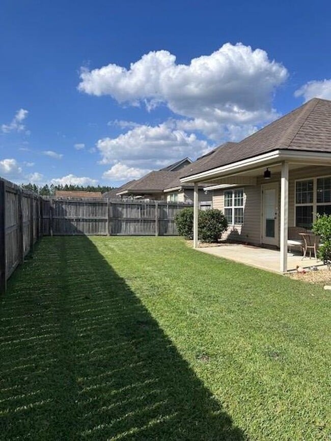 Building Photo - Charming 3BR/2BA Home with Vaulted Wood Ceiling, Island Kitchen & Privacy Fence – Nelson Hill Sub...