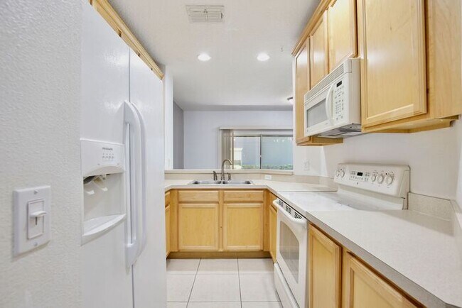 Building Photo - Beautiful 2/2.5 Cozy Townhome with a 1 Car Garage in the Gated Community of Victoria Pines - Orlando