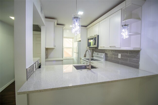 Building Photo - 8401 Royal Palm Blvd