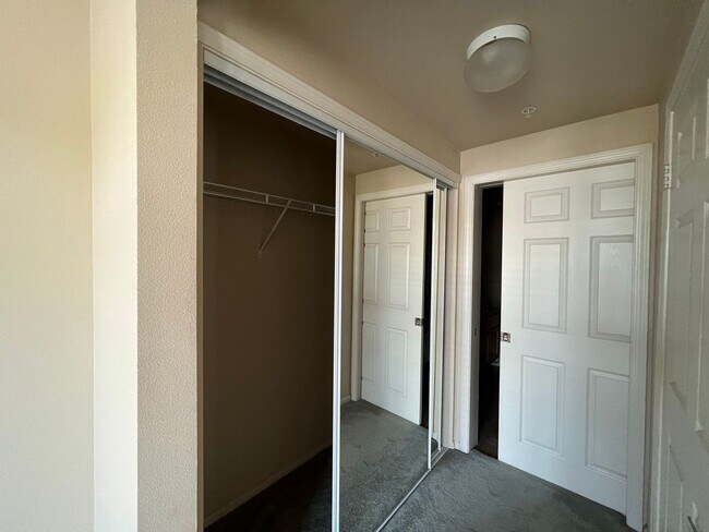 Building Photo - 2 bed 2 bath condo with laundry, A/C and fireplace! Heart of Banker's Hill!