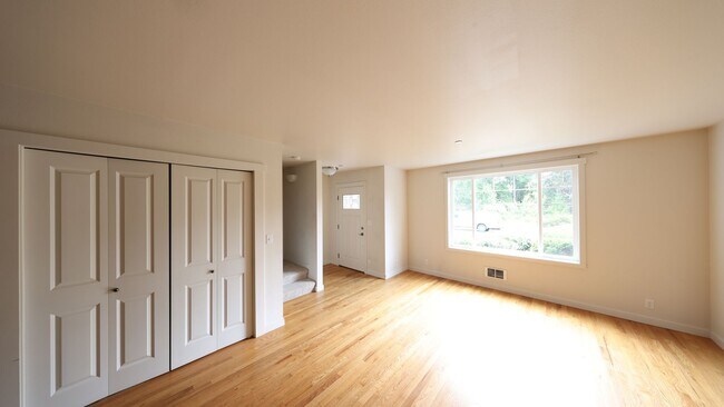 Building Photo - 3 Bed 2.5 Bath - Pet Friendly - WhidbeyHea...