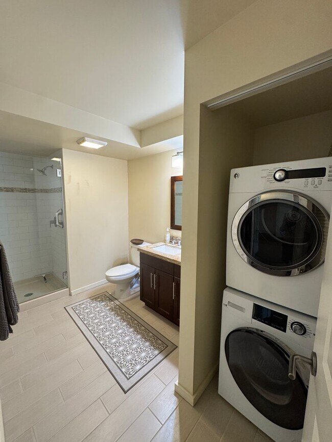 Building Photo - 1820 Kaioo Drive, A403