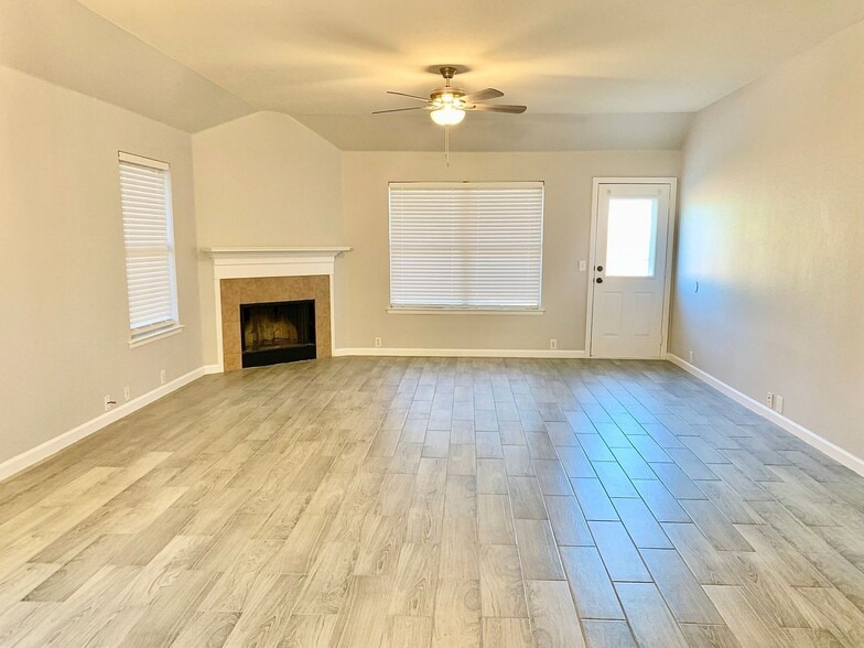 Building Photo - 2009 White Tail Dr