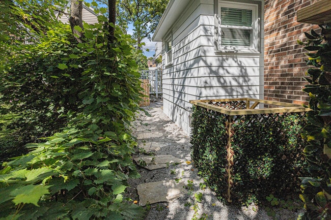 Building Photo - 1208 Olivia Ave