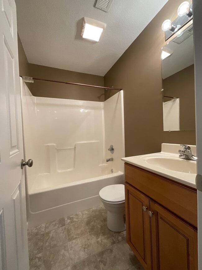 Building Photo - 3 bedroom/2 bath home