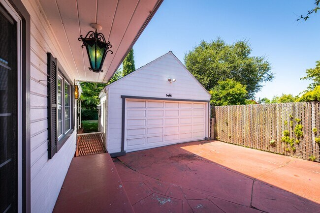 Building Photo - Coming Soon! Lovely Redwood Heights Home w...