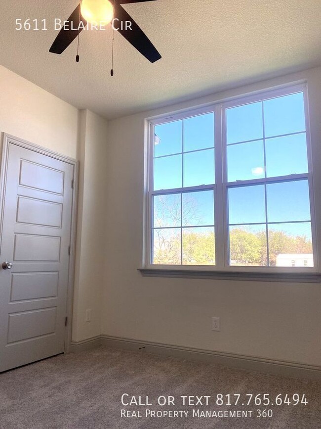 Building Photo - 5611 Belaire Cir