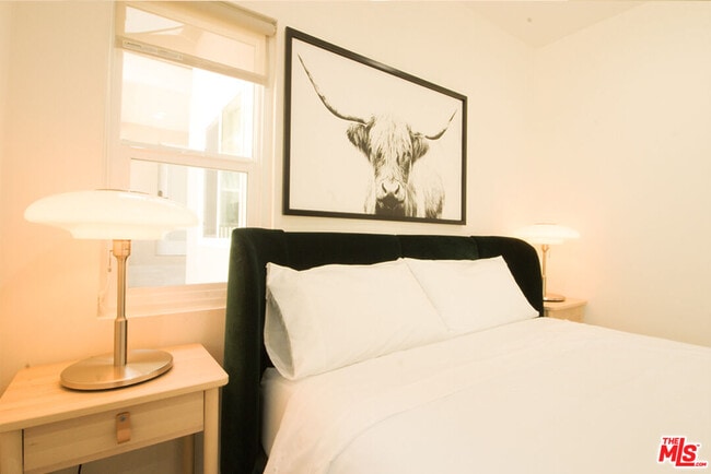 Building Photo - 9042 Phyllis Ave