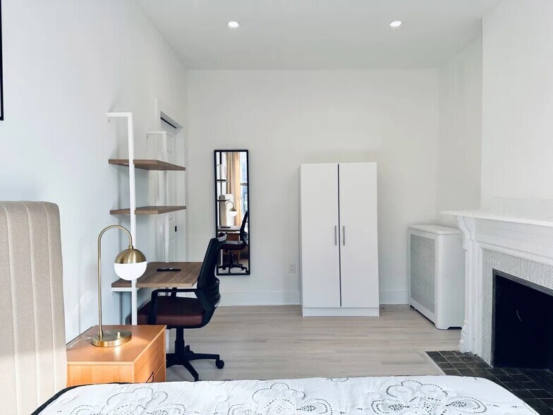 Building Photo - Furnished room/NOT APARTMENT