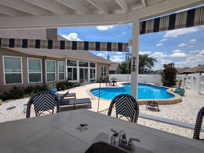 Building Photo - Beautiful 4 bedroom with a pool!!!