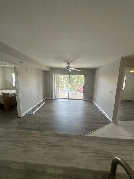 Building Photo - 141 SW Palm Dr