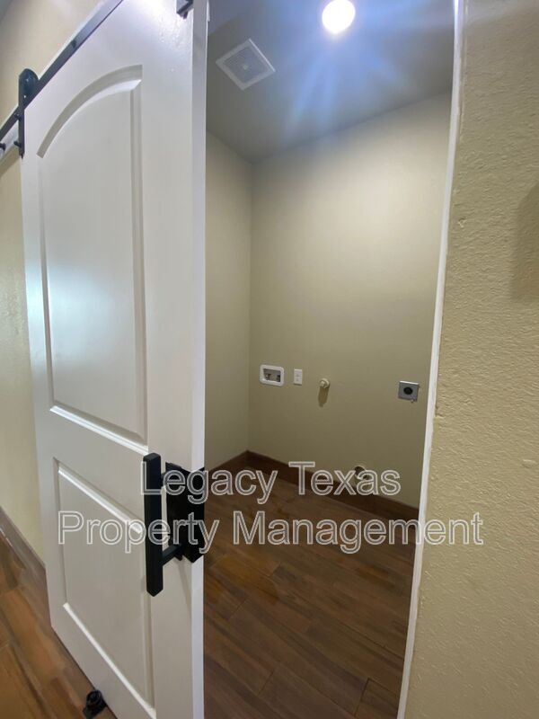 Building Photo - 105 Sabine Ave