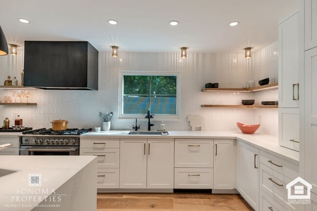 Building Photo - 3 Bedroom Exquisitely Furnished Home
