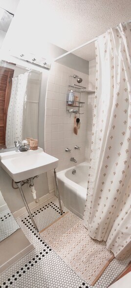 Shared Bathroom - 2514 Girard Ave S