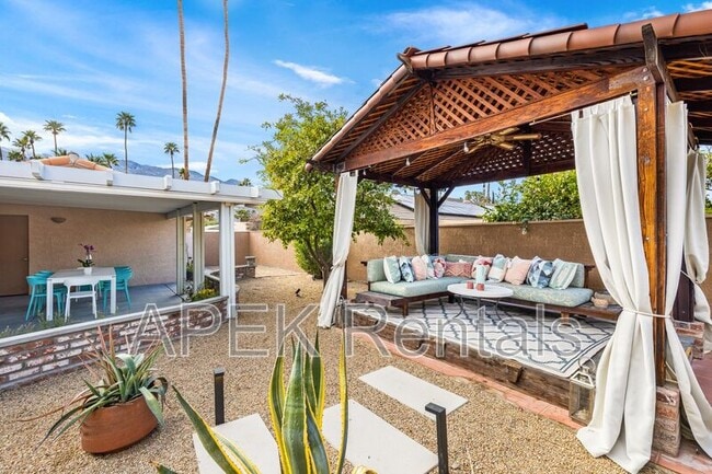 Building Photo - 1334 S San Joaquin Dr