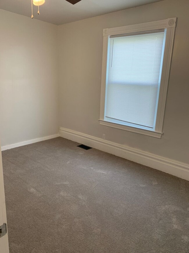 Building Photo - 2 bedroom