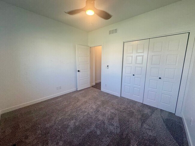 Building Photo - 5 bedroom 3 bath in SW Lincoln