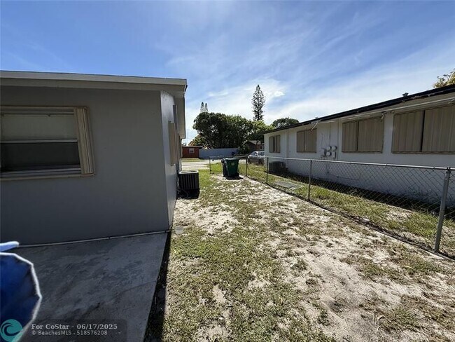 Building Photo - 1520 NW 52nd Ave