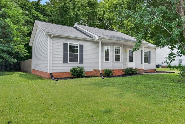 Building Photo - Pet Friendly Three Bedroom!