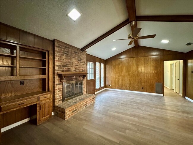 Building Photo - 1925 Glen Hill Dr