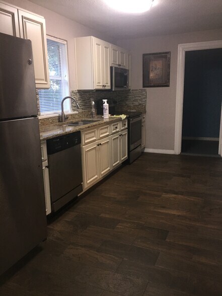 Building Photo - 873 10th Ave S