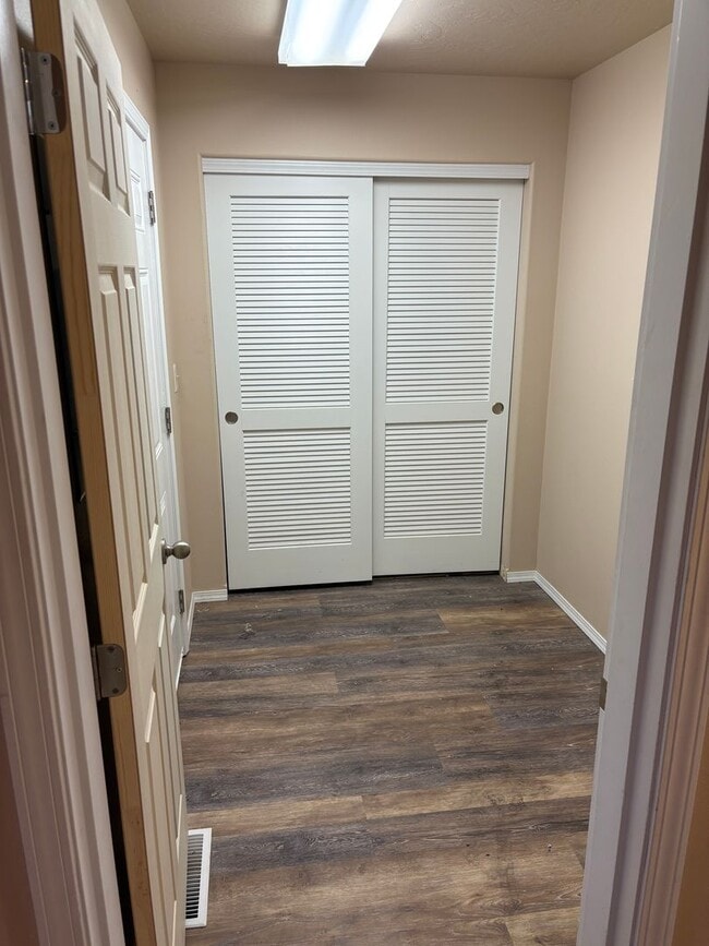 Building Photo - Updated Unit Close to Little League Fields