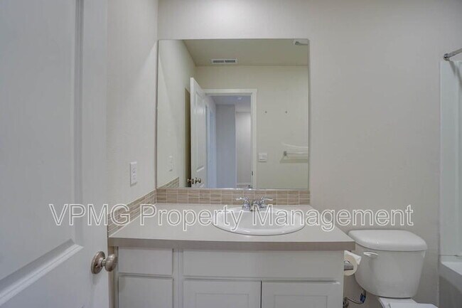 Building Photo - 2628 NE 117th Pl