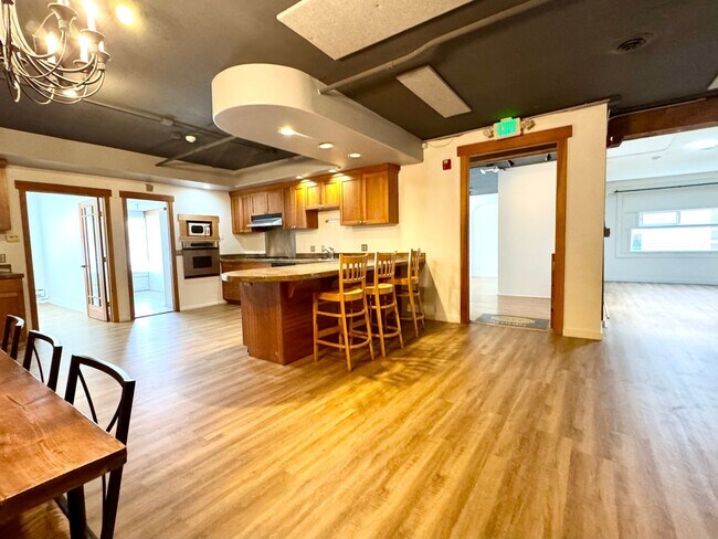Building Photo - Queen Anne Loft Apartment