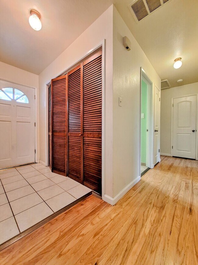 Building Photo - Charming Single Story 3bd House with Large Yard!