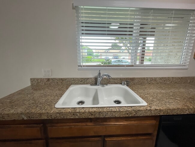 Building Photo - 2506 Levante St