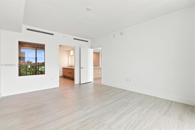 Building Photo - 2411 Laguna Cir