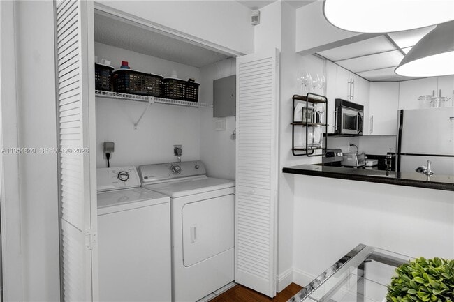 Building Photo - 540 Brickell Key Dr