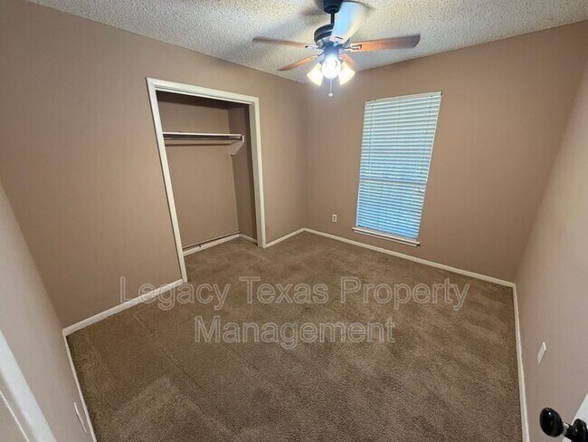 Building Photo - 513 Willow Cir W