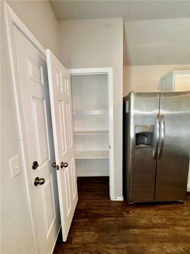 Building Photo - 1334 S Kingfisher Ln