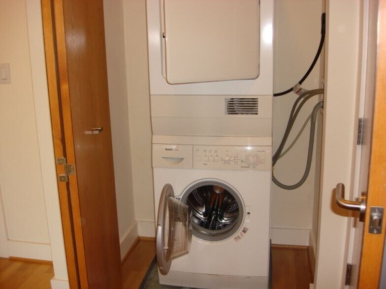 Indoor washer/dryer - 1020 Jackson St