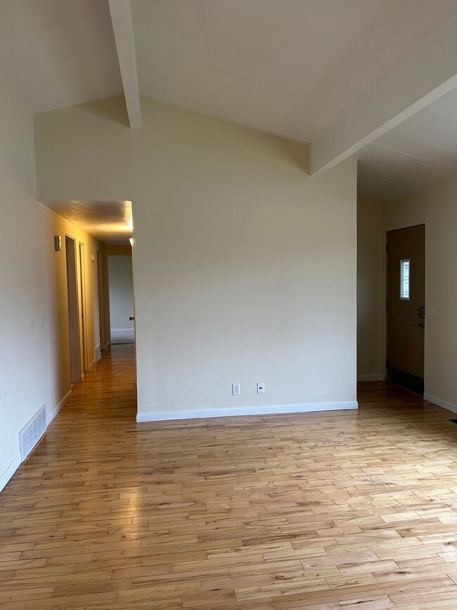 Building Photo - 3 Bedroom, 1.5 Bathroom House