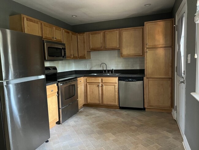 Building Photo - 3 bedroom 1 bath house & 1 car Garage