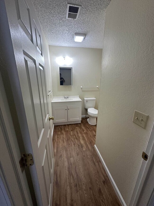 Building Photo - Hollister Apartments