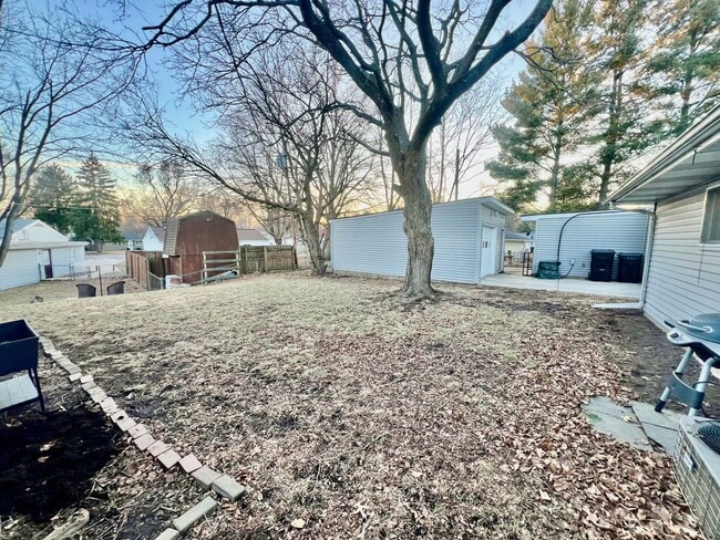 Building Photo - 3-Bedroom Home in Normal with Detached Garage & Large Backyard