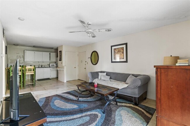 Building Photo - 1700 SW 16th Ct