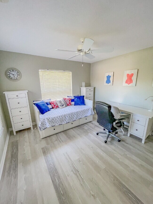 Building Photo - Close to beaches and downtown!